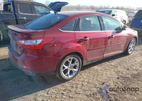 2014 Ford Focus Titanium z USA, uszkodzony, nr VIN 1FADP3J26EL241054